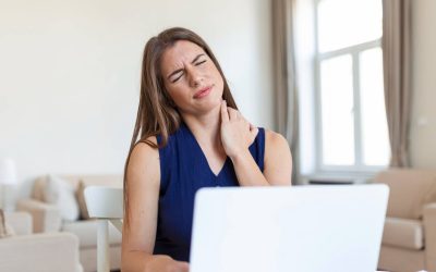 La postura invisible: cómo el monitor equivocado afecta su cuello